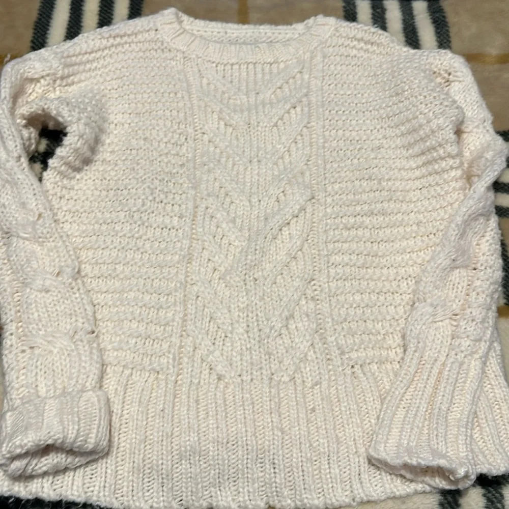 American Eagle Outfitters Sweater - Picture 1 of 3